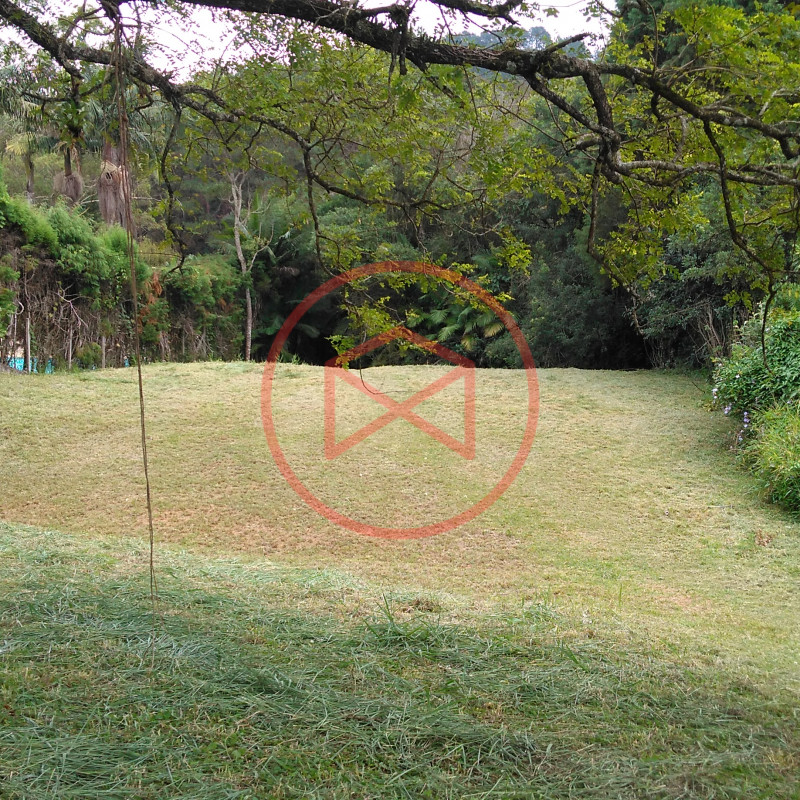 Lote em Condomínio Fechado de Alto Padrão, Antes do Centro!