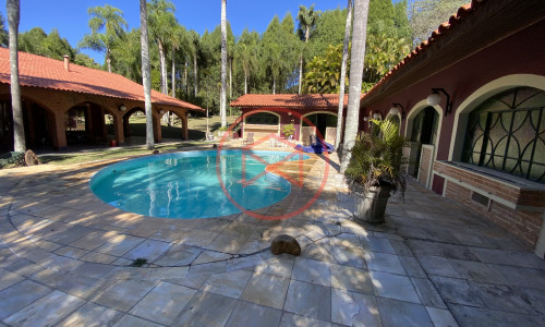 Chácara em Condomínio Fechado de Alto Padrão ante do Centro de Ibiúna.