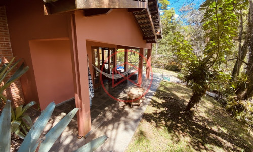 Chácara em Condomínio Fechado de Alto Padrão com acesso a Represa!!