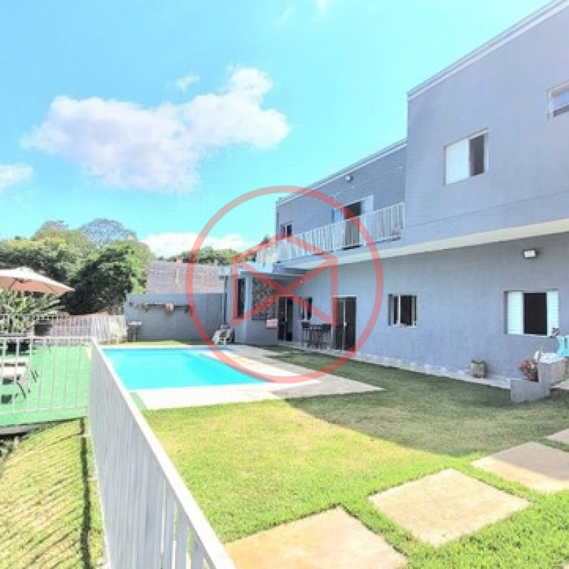 Casa com piscina em Condomínio Antes do Centro!!