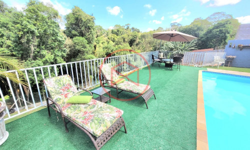 Casa com piscina em Condomínio Antes do Centro!!