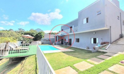 Casa com piscina em Condomínio Antes do Centro!!