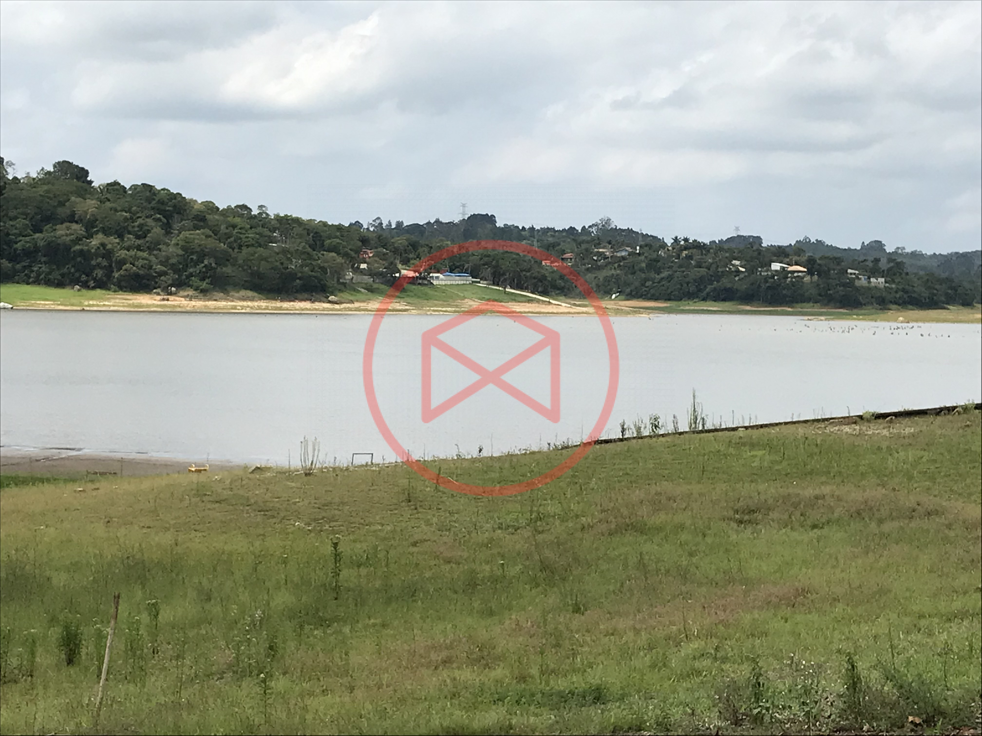 Chácara Pé N'agua em Condominio Fechado