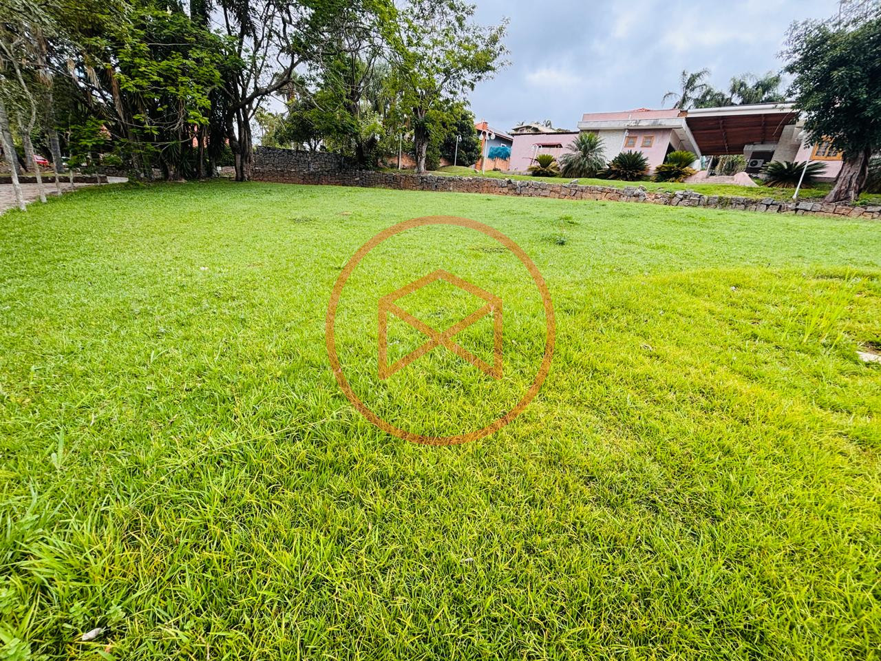 Lote em condomínio no centro de Ibiúna.