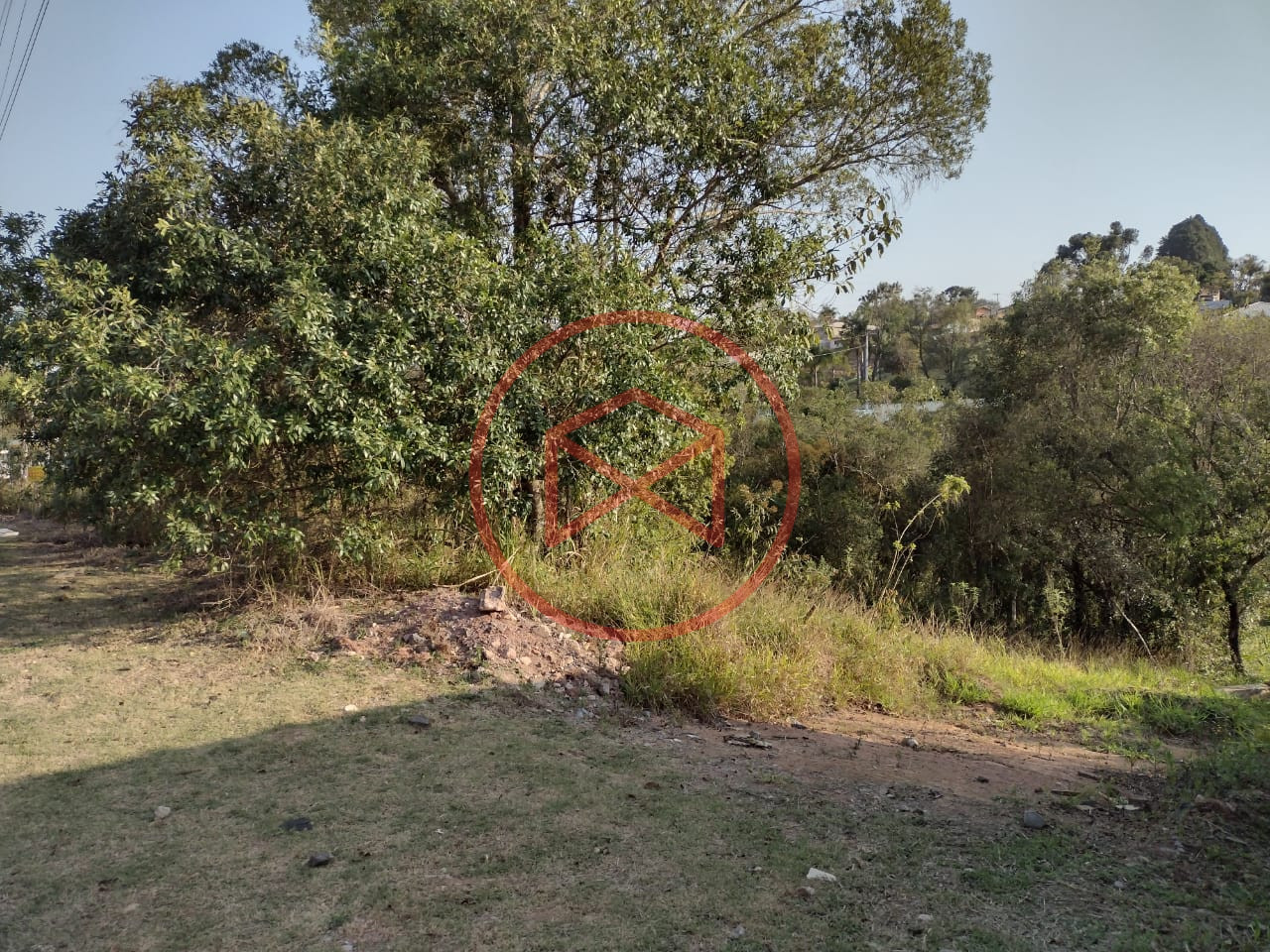 Terreno em condomínio, antes do centro de Ibiúna!!