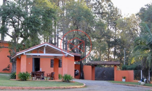 Haras Completo em Ibiúna na beira do asfalto!