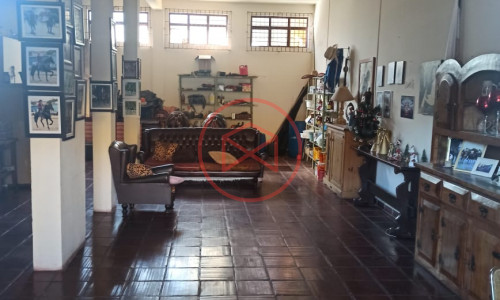 Casa no Centro de Ibiúna!